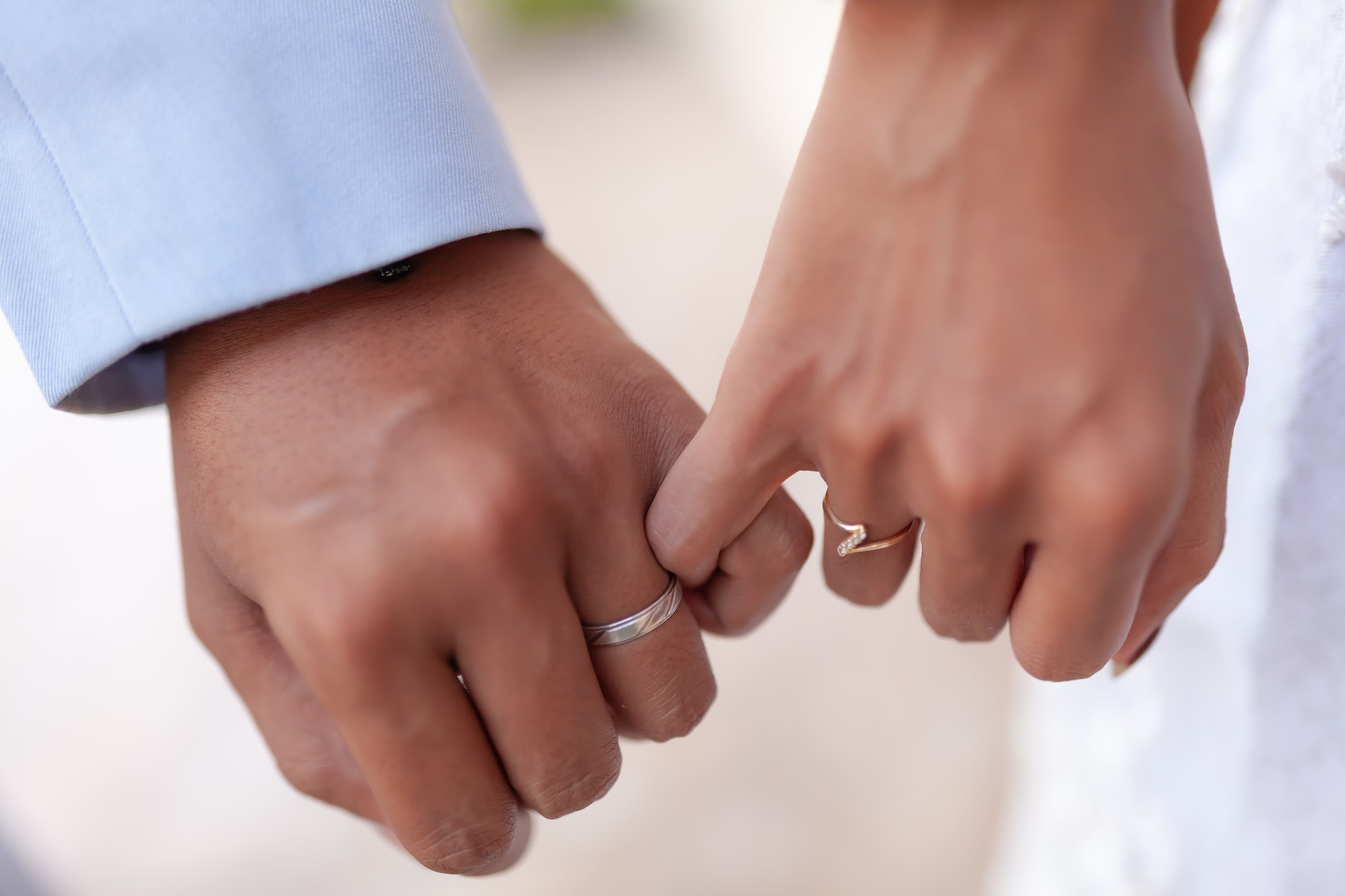 Una pareja comparte sus anillos